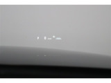 ヘッドアップディスプレイ(HUD)です。運転に必要な情報をフロントガラスの視野内に投影することで視線を外さず確認できます。視線移動や焦点調節が少なくて済むので安全性の向上に貢献します。