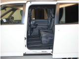 スライドドアの良いところは、乗り降りしやすく、隣の車両にドアをぶつける心配がないことですよね。両側電動スライドドアですから、運転席から開け閉めが操作できますよ。