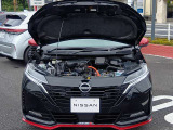 納車以降、お車のメンテナンスは自宅近所の日産サービス拠点にて承ります。専門の教育を受けたサービスフロント&メカニックが無料1ヶ月点検から法定/車検整備、万一の故障・不具合の修理まで全て担当いたします。