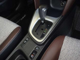 電動パーキングブレーキ・ブレーキホールドを装備してます。ホールド機能は信号待ちが多い一般道で疲労軽減になり、大好評です!