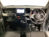 車内は光触媒抗菌消臭施工済です。スタイリッシュなデザインでスポーティなインパネ周りを演出します。グローブボックスやカップホルダーのほかにトレーなどたくさんの収納スペースが付いています。