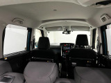 車内は明るくて見通しが良く、初めての方でも運転しやすい印象です。天井が高く圧迫感がないので、お子さまとのお出かけも快適に過ごせます。