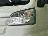 【LEDヘッドライト】悪天候や夜間走行時も良好な視界を確保し安心して運転できる高輝度LEDヘッドライトを装備!点灯速度が早く、消費電力も抑えられています。