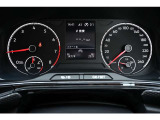 【Volkswagen純正インフォテイメントシステム】直感的に操作しやすい、ナビ、オーディオ、車両情報、エンタメ機能が統合されたシステム。