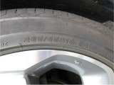 タイヤサイズは、235/45R18です。