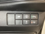 ハンドルの右側にHondaセンシング用のメインスイッチとパワーテールゲートスイッチがついています。パワーテールゲートスイッチは車内からでもテールゲートの開け閉めを電動でできます。