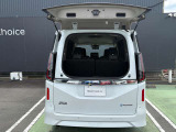 デュアルバックドアで開閉スペースの狭い駐車場でも荷物の出し入れができます。