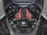 4.0L V8ツインターボエンジンと3基の電気モーターを組み合わせた、革新的なPHEVベルリネッタです。システム総合出力は1000cvに到達し、力強い加速フィールとダイレクトな操作感を提供します。
