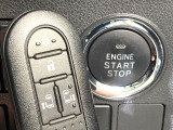 【キーフリーシステム】カバンやポケットに入れたままでもドアの施錠・解錠が可能なスマートキーを装備。エンジンのオン・オフ時もカギを取り出す必要が無いからとっても便利です♪