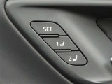 運転席は二人分のシートポジションを記憶します。