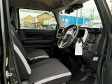 運転席は足元広々です。リラックスして運転できますね。