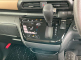 駐車ブレーキは電動式です。オートホールド機能付きで便利ですね