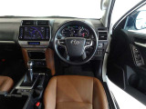 革巻きステアリングで快適な操作性の運転席です。