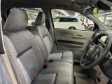運転席の画像です。足元やシートまわりに余裕があり、リラックスした姿勢で運転が可能です。視界も良好で操作系へのアクセスもしやすく、快適で安心感のあるドライブをサポートします。