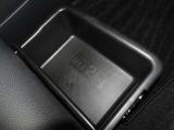 便利な収納ポケット、小物入れを各所に配置しています。