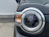 【LEDヘッドライト】悪天候や夜間走行時も良好な視界を確保し安心して運転できる高輝度LEDヘッドライトを装備!点灯速度が早く、消費電力も抑えられています。