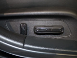 パワーシート装備車です。電動でシートが動きます、高級感がありとても便利な機能です!