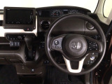 【ハンドル】運転にかかわる様々な操作を安全に行えるように視点移動が少なく操作性に配慮されたスイッチ類が凝縮されたコックピットです。
