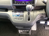 足元スッキリ、インパネシフトです。パーキングブレーキはフットブレーキタイプなので、運転席と助手席の間がスッキリしています。
