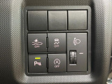 【スマートアシスト】走行中に前方の車両等を認識し、衝突しそうな時は警報とブレーキで衝突回避と被害軽減をアシスト。より安全にドライブをお楽しみいただけます。
