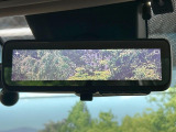 【デジタルインナーミラー】後席の大きな荷物や同乗者で後方が確認しづらい時でも安心!カメラが撮影した車両後方の映像をルームミラー内に表示。クリアな視界で状況の確認が可能です!