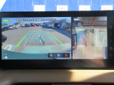 ナビ画面にアラウンドビュ-モニタ-の映像を映し出しています。  狭い場所での車庫入れをサポ-トしてくれる便利アイテムです。
