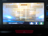 バックカメラの画像です。ガイドラインがスムースな車庫入れをサポートいたします。車庫入れの安心感がアップしますね。