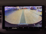 【バックカメラ】運転が苦手な方も車庫入れラクラクです!ギアをリバースに入れれば自動的に切り換わりますので、面倒な操作は不要です♪狭い駐車場もお車を傷つけず安心ですね!
