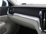 ダッシュボードには、V60 Momentumの躍動感あふれるキャラクターにマッチするアイアンオレ・アルミニウム・パネルを装備しています。