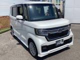 自社整備工場で点検整備をおこなってからお渡ししています。車検が残っている場合は『12ヶ月点検整備』を、車検整備付きの場合は『車検整備』をおこないます。整備費用は車両本体価格に含まれています。