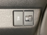 ハンドルの右側にはヘットライトリベライザーとVSA(ABS+TCS+横滑り抑制)の解除スイッチがついています。ヘッドライトリベライザーは道路状況や積荷の加重に応じてライトの高さを調節できます。