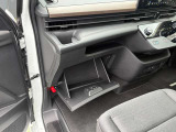 大型のグローブボックスです。車検証入れの他にも小物を収納できます。