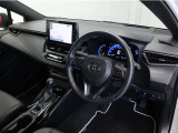 落ち着いた色合いで統一された室内。居心地の良い運転席がロングドライブをサポート。
