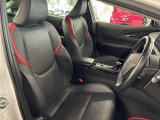 運転席の画像です。足元やシートまわりに余裕があり、リラックスした姿勢で運転が可能です。視界も良好で操作系へのアクセスもしやすく、快適で安心感のあるドライブをサポートします。