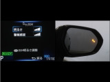 隣車線を走る車両をレーダーで検知し、ドアミラーでは確認しにくい後側方エリアに存在する車両に加え、急接近してくる車両も検知します。車両を検知するとドアミラーに搭載されたLEDインジケーターが点灯します。