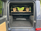 ゆったりとしたトランクルームでございます。たくさんのお荷物の車載が可能でございます。
