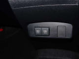 充電ケーブルなどが差し込めるソケットもついています。