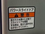 見た目が大事!な外装はぴかっとキレイに磨いており、経年のくすみもよみがえっております。ヘッドライトやドア周辺を磨く際にはマスキングテープを使用して保護しながら丁寧に作業をしております。