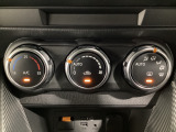 空調スイッチ類は最近流行のタッチパネル式ではなく、運転中でも直感的に操作できるダイヤル式を採用しております。