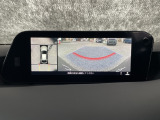 狭い場所での駐車やすれ違いなどでより的確な運転操作に役立つ360&deg;ビューモニターが装備されています。