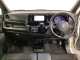 車内は光触媒抗菌消臭施工済です。インパネ周りはスタイリッシュなデザインです。グローブボックスやカップホルダーのほかにトレーなどたくさんの収納スペースが付いています。
