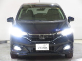 ハロゲンより明るく、より遠くまでさらなる安心感のあるLEDヘッドライトを採用。照射軸の上下方向を自動調整するオートレベリング機構、点灯忘れも防止できるオートライトコントロール機構付きです。