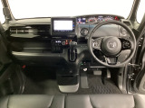車内は光触媒抗菌消臭施工済です。スタイリッシュなデザインでスポーティなインパネ周りを演出します。グローブボックスやカップホルダーのほかにトレーなどたくさんの収納スペースが付いています。