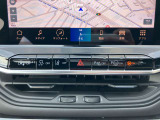 タッチスクリーンをタップするかスワイプするだけですべての機能を呼び出せます。Apple CarPlayおよびAndroid Autoに対応しスマートフォンとのシームレスな 連携も実現。さらに、USBポートを標準装備しています。
