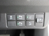 パーキングセンサーや横滑りを防ぐVSA等のスイッチ類は運転席の右側、手の届きやすい位置にあります。