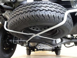 【応急タイヤ】万が一パンクやバーストした時は応急タイヤの出番です! ジャッキや工具も揃っているので、楽しいドライブ中の万が一にも対応できますよ♪