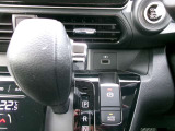 オートブレーキホールド。信号待ちなどの停車時に、ブレーキペダルを不に続けなくていなくても自動的にブレーキ力がキープされる機能です。アクセルペダルを踏めば、ブレーキが解除され発進が可能です。