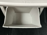 ダッシュボード下にインストロアボックスがあり、収納に便利です。