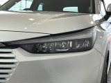 LEDヘッドライトは、点灯の瞬間から最大光量を発揮し、突然暗くなるトンネルなどでの安定感を高めます。