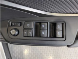 パワーウィンドウのスイッチですよ。 運転席に居ながら窓を開け閉めのコントロールできますよ。 ロック機能で、子供がイタズラして窓を開けるという事も無くなりますよ。